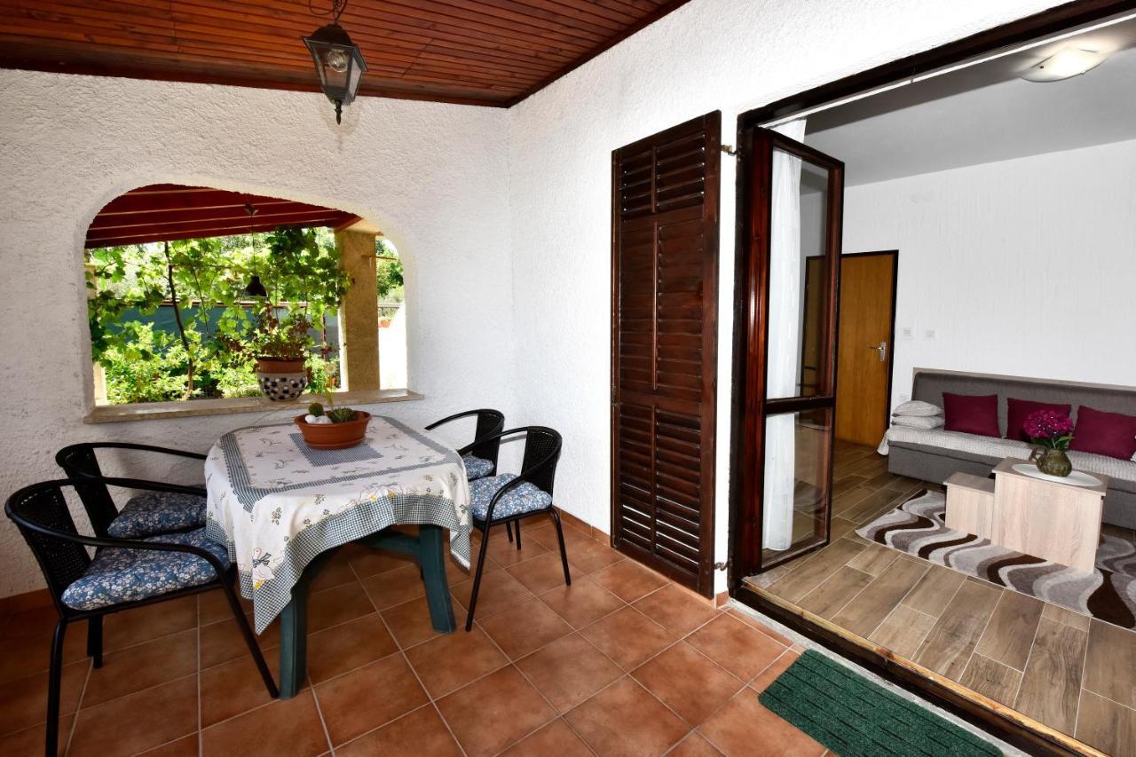 Apartment Irena Arvaj *
