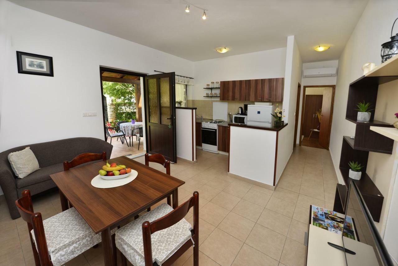 Apartment Irena Arvaj *
